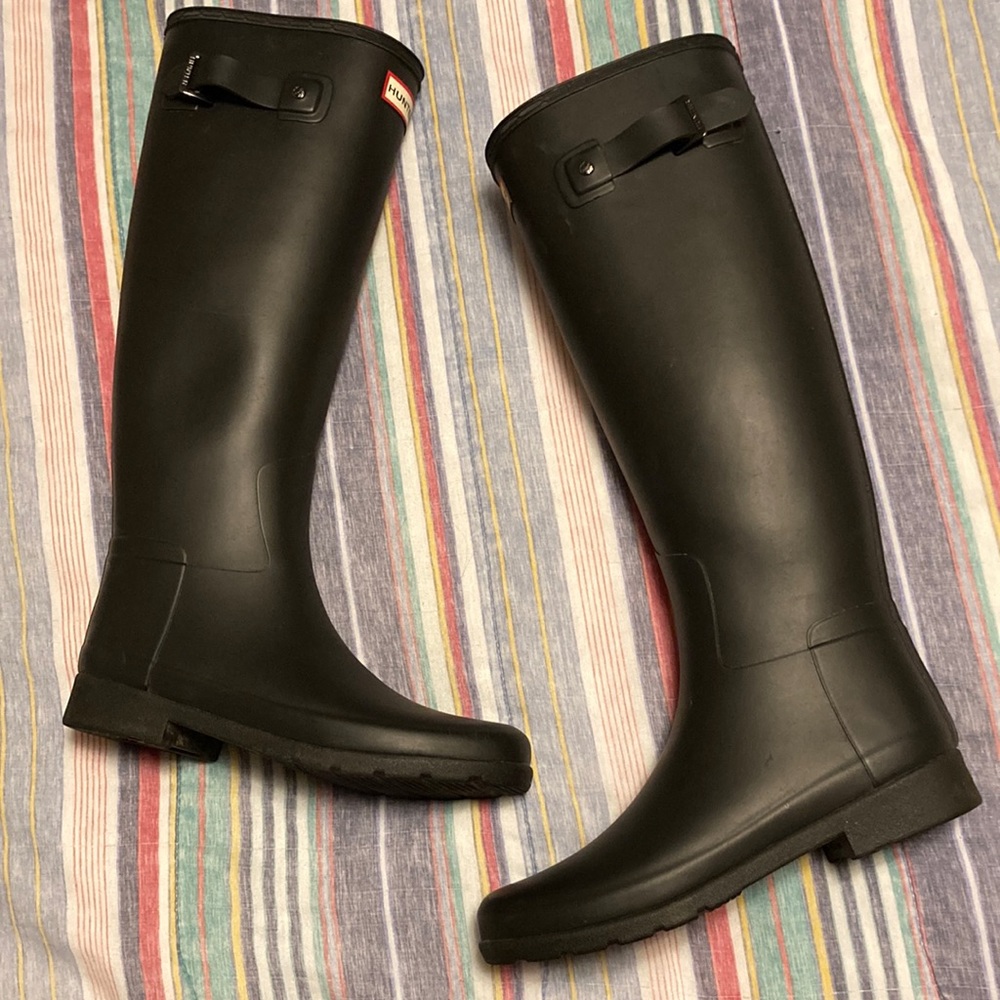 EUC Women’s Hunter black Refined rain boot size 8